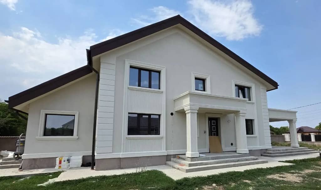 Façade après pose des profils Profilia Décor : encadrements, colonnes et corniches