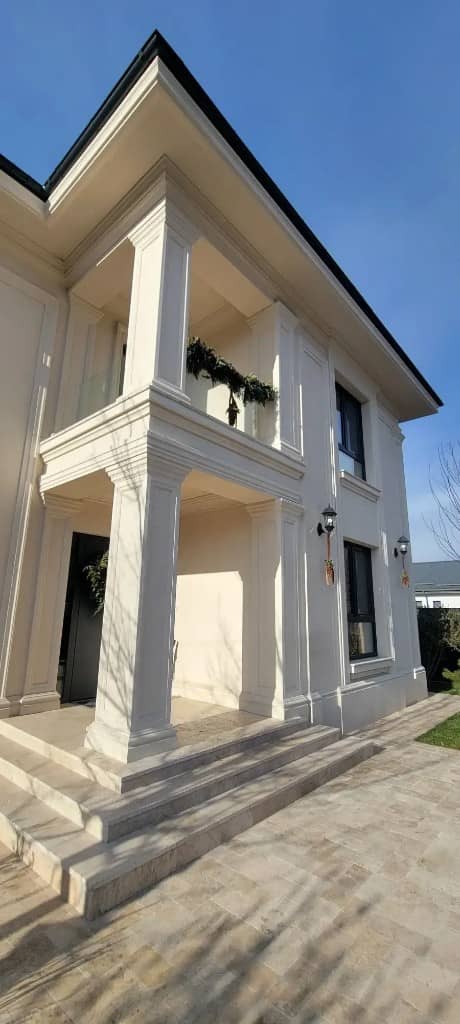 Entrée après pose des colonnes, encadrements et corniches Profilia Décor