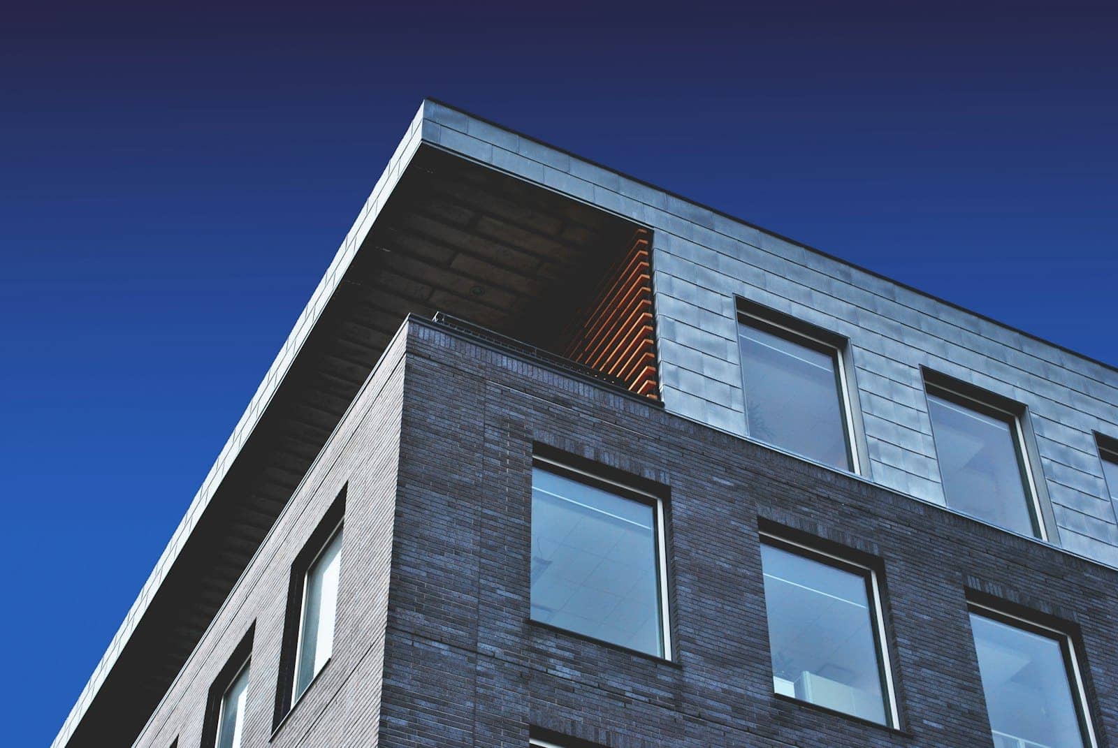 Immeuble à étages, bandeaux et corniches horizontales, composition de façade Immeuble à étages, bandeaux et corniches horizontales, composition de façade